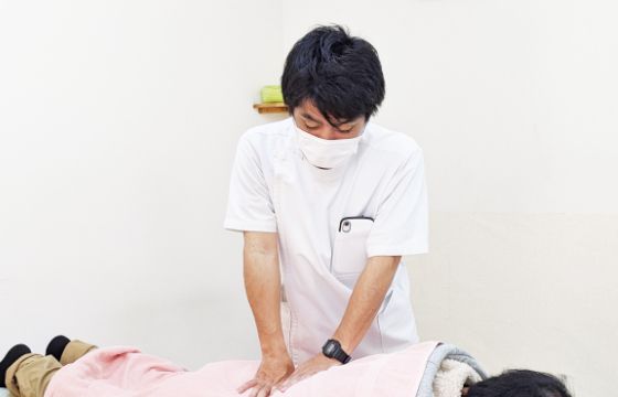 院長が手技を行う様子